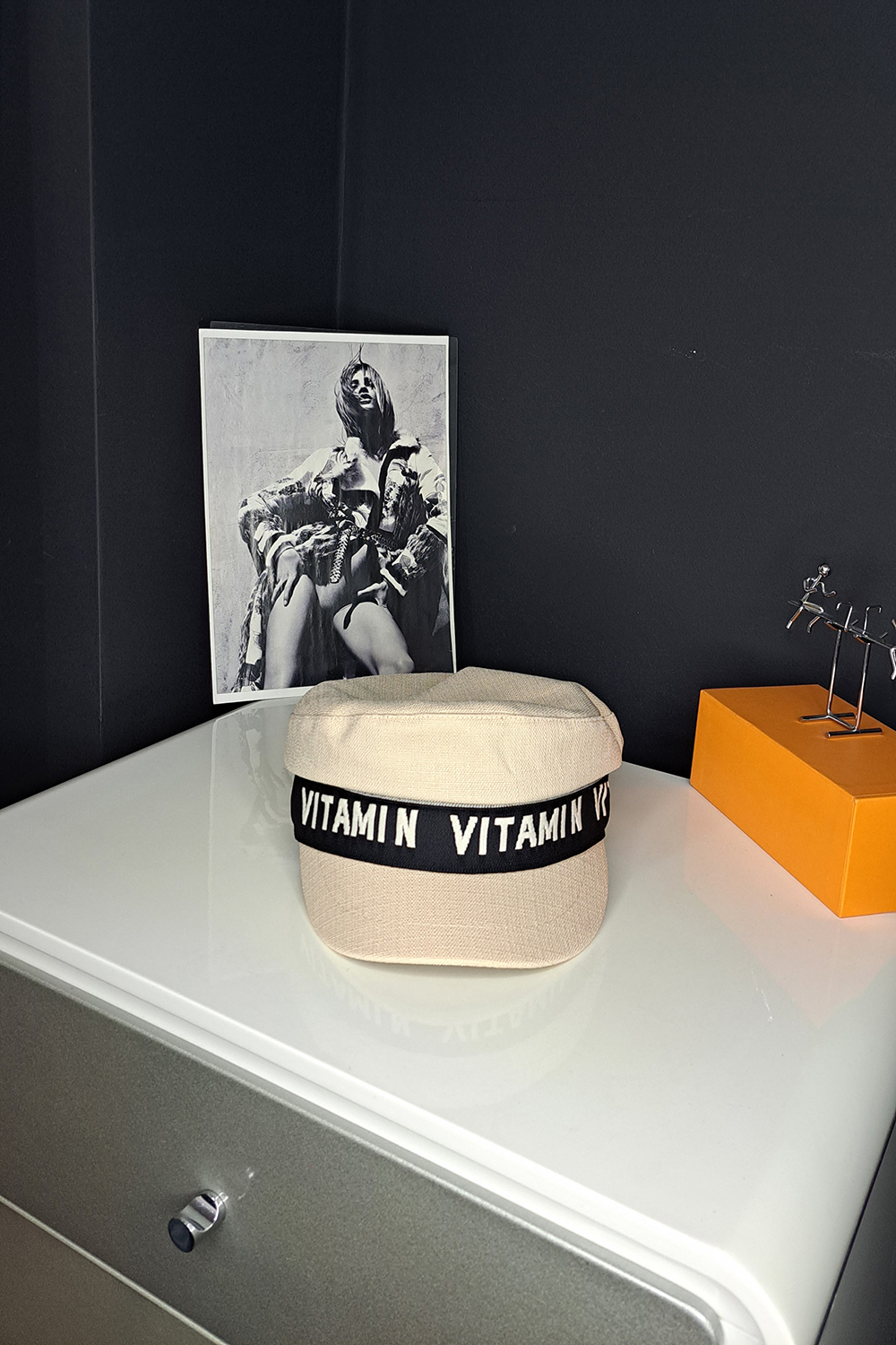 Шапка с козирка от плат и лента с букви vitamin