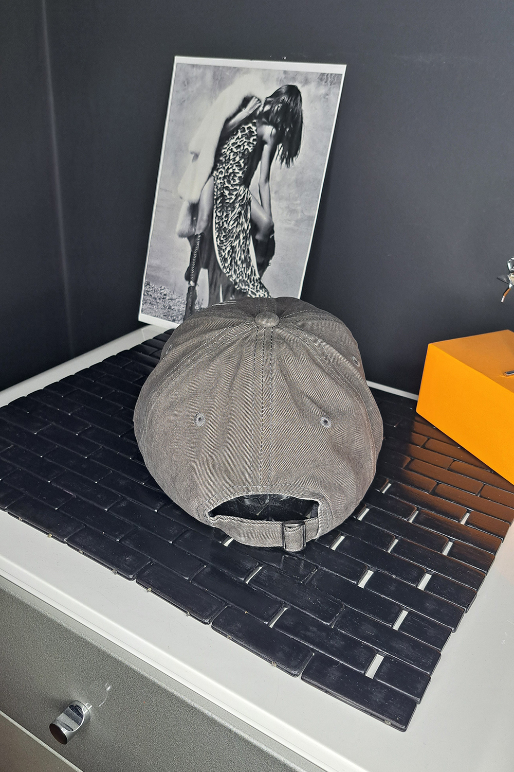 Шапка с козирка и бели шевове