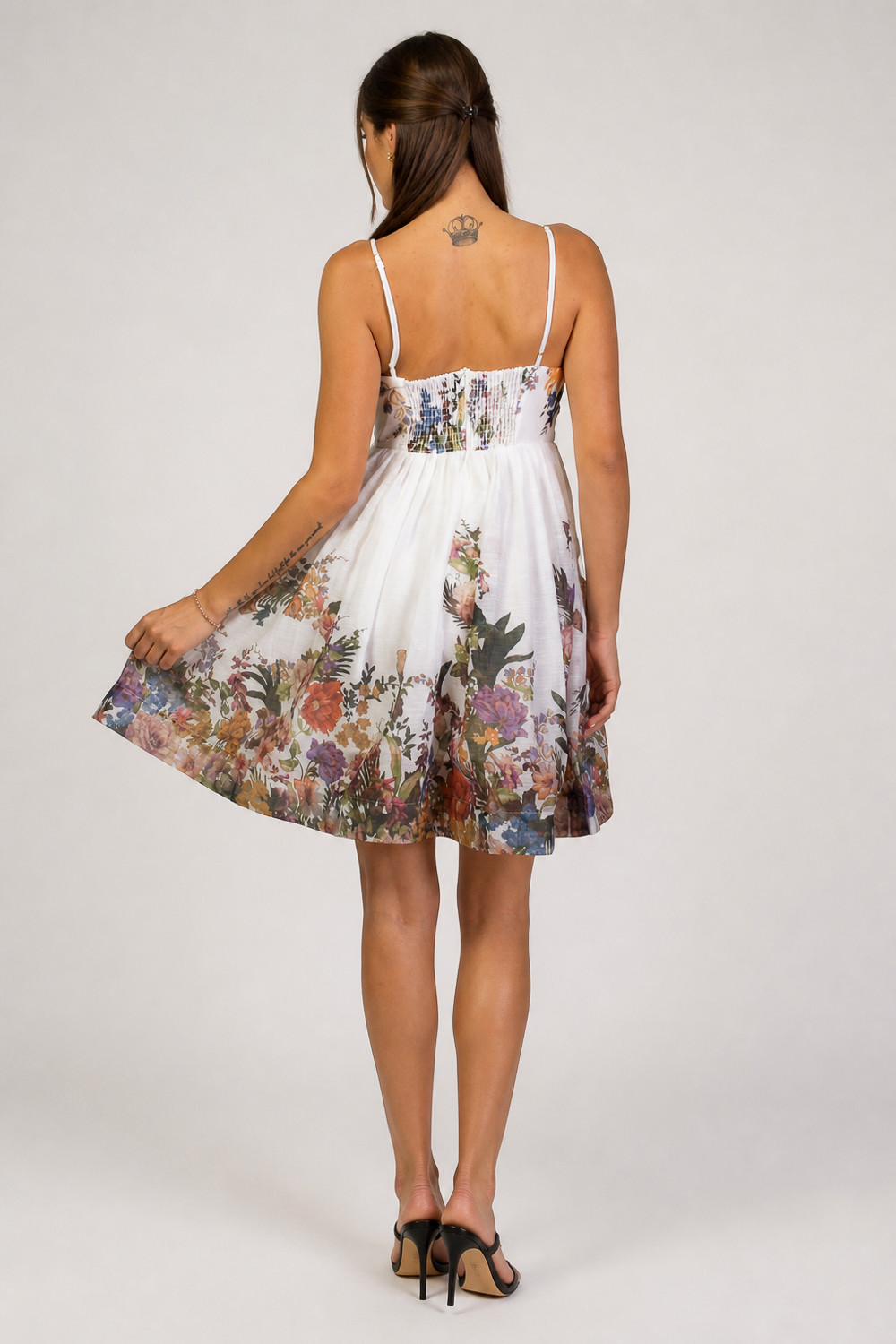 Къса разкроена рокля цветя