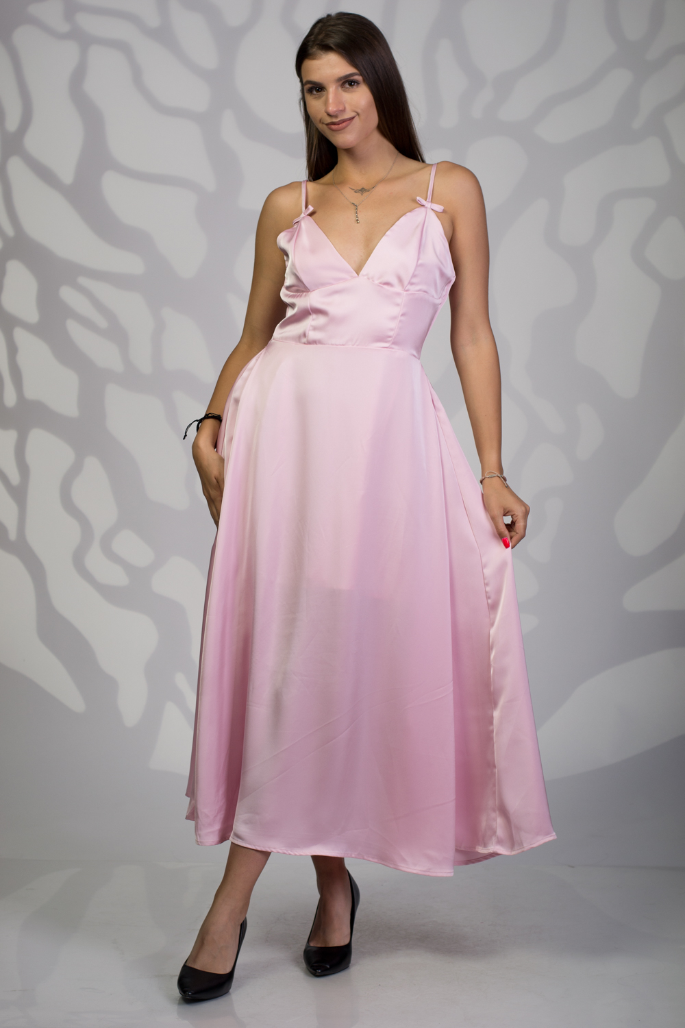 Дълга рокля с панделки на презрамките