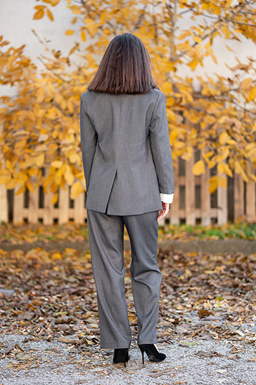 Комплект панталон и сако с бял маншет