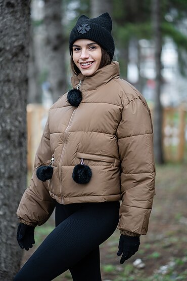 Късо яке без качулка стягчета в талията 3 заешки помпона