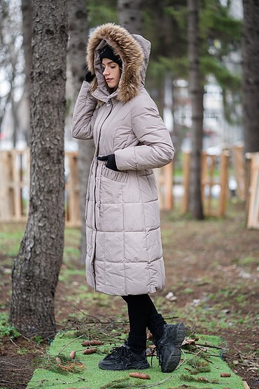 Дълго яке квадрати вталено с качулка гарнитура енот d76206